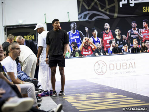 BCLアジアの試合会場を訪れた八村塁［写真］＝fiba.basketball