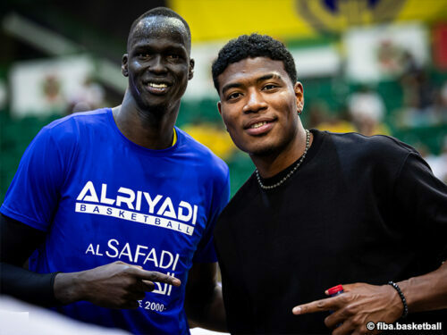 元NBA選手のソン・メイカーと記念撮影した八村塁［写真］＝fiba.basketball