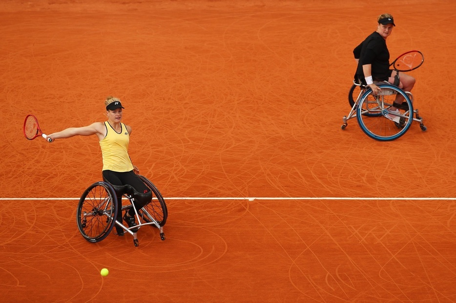 写真は2020年フレンチ・オープン（フランス・パリ）でのディーダ・デ グロート（左）／アニーク・ファンクォト（オランダ）（Getty Images）