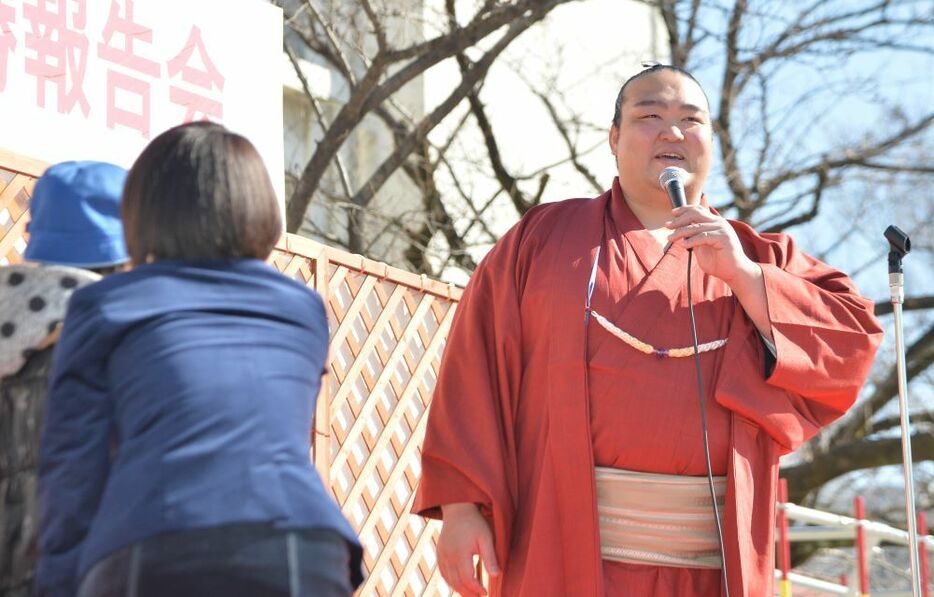 平成29年１月28日、初優勝と綱取りを果たした稀勢の里の報告会が小岩小学校で開かれ、稀勢の里が小学生の質問に笑顔で答える