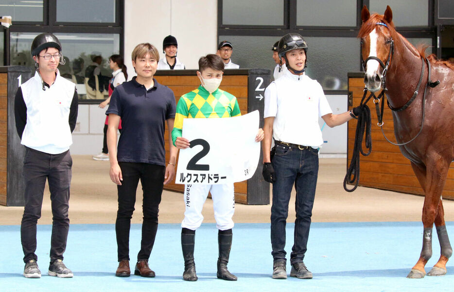 函館３Rをルクスアドラーで勝ち、３連勝を達成した佐々木大輔騎手（左から３人目、カメラ・松末　守司）