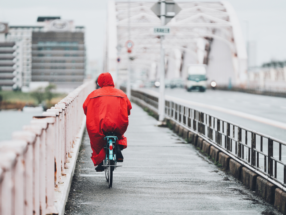 雨の日に自転車に乗る際は、レインウエアを正しく着用すること（画像はイメージ）
