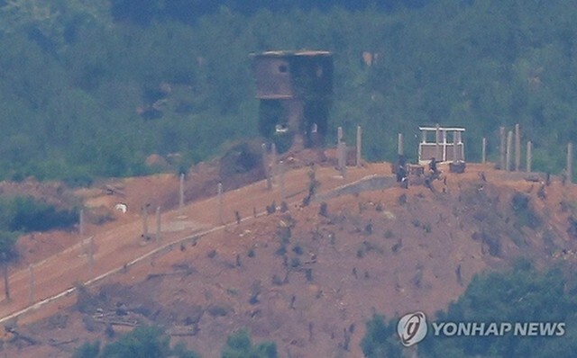 南北軍事境界線付近の京畿道・坡州から撮影した北朝鮮軍の監視所＝9日、坡州（聯合ニュース）