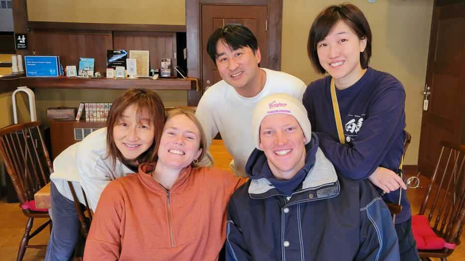 冬季のゲストハウスジャパン白馬の運営スタッフと。中央の男性が石田さん