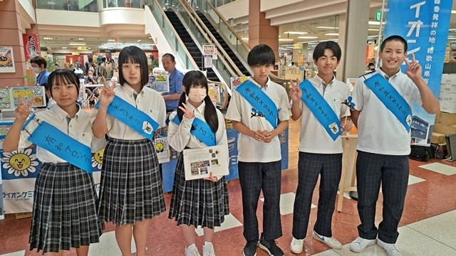 蚊取り線香の店頭販売に参加した有和中学校の生徒ら