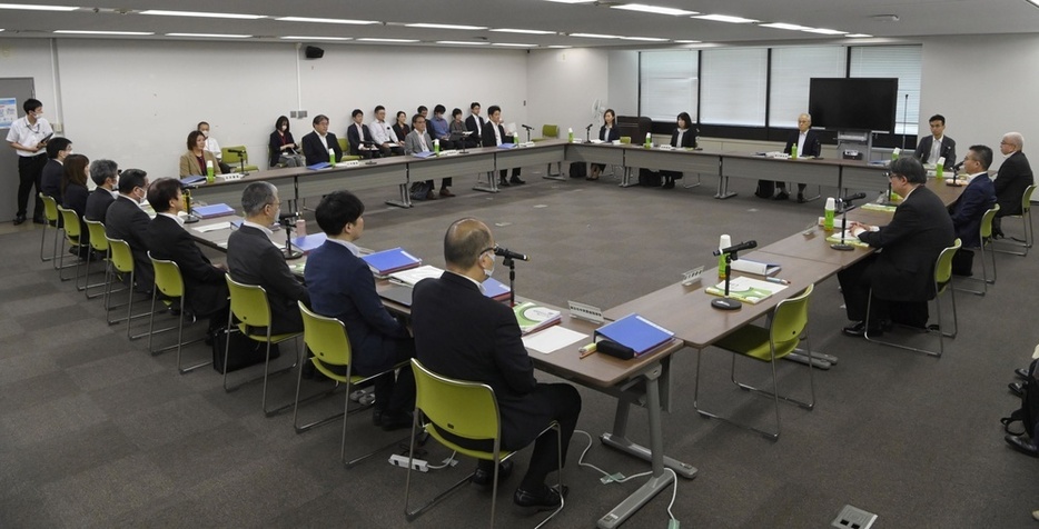 昨年7月開かれた、最低賃金の目安を決める会議＝東京都