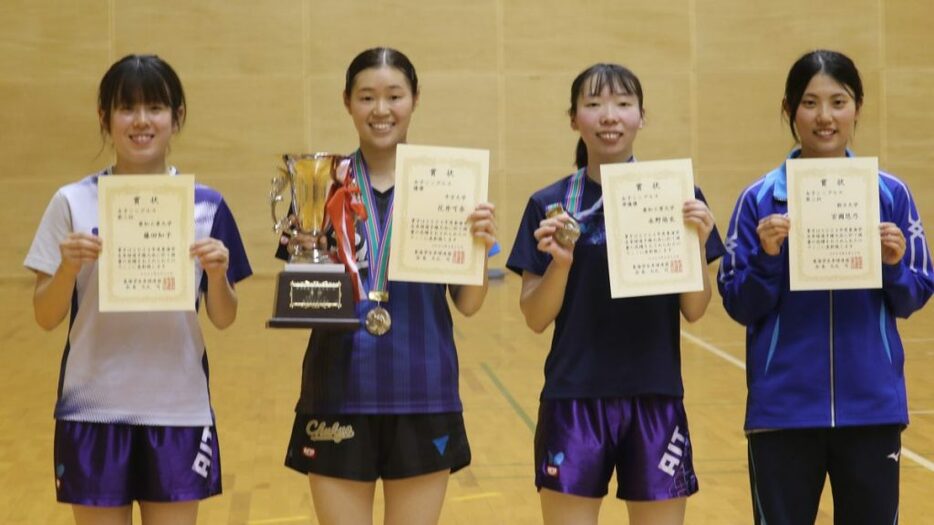 写真：女子シングルス入賞者/提供：東海学生卓球連盟