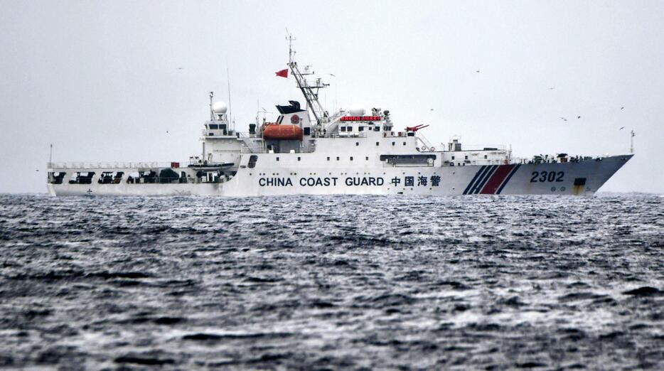 沖縄県・尖閣諸島の魚釣島周辺を航行する中国海警局の船＝4月