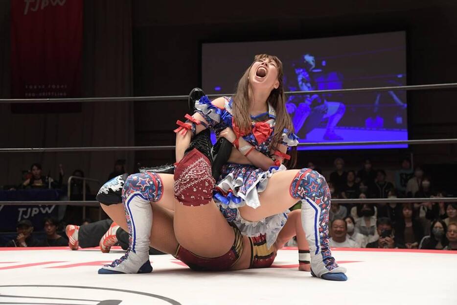 LAテイラーにサソリ固めを決める荒井優希Ⓒ東京女子プロレス