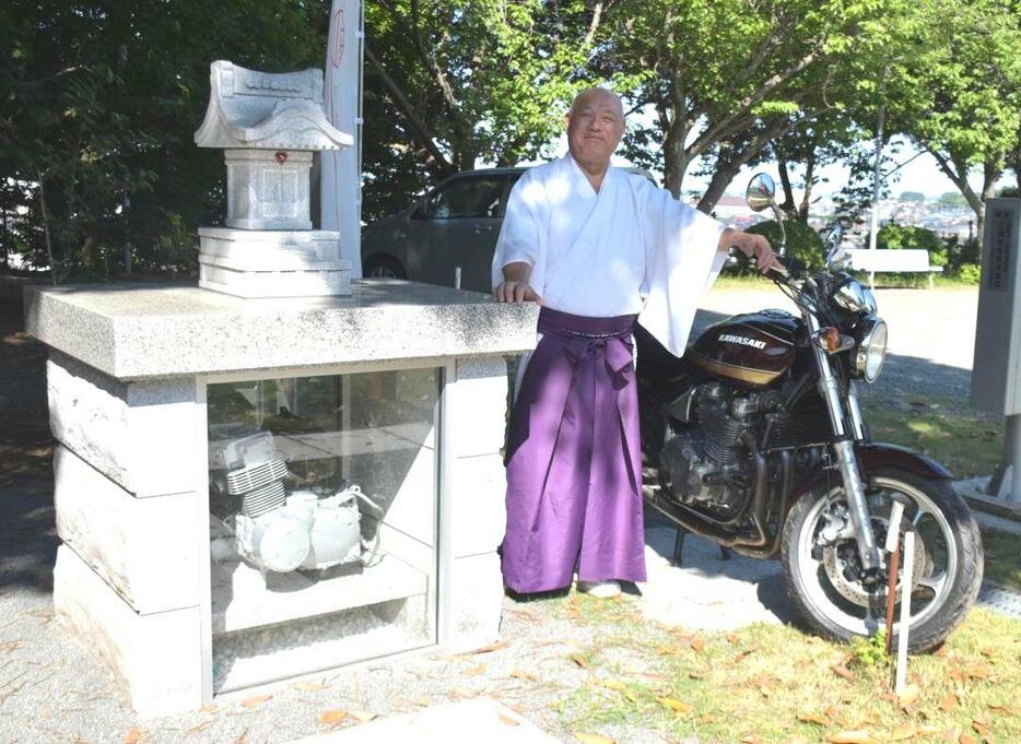 「オートバイ神社」を建立した吉田神社の滑川久美雄宮司=水戸市宮内町