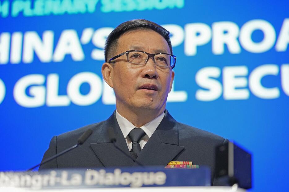 アジア安全保障会議で講演する中国の董軍国防相＝2日、シンガポール（AP＝共同）