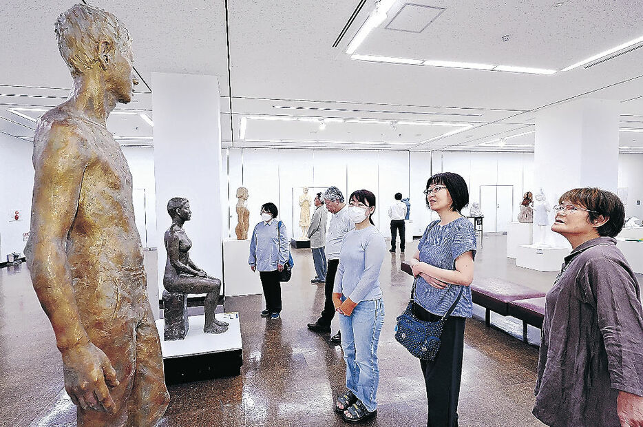 具象彫刻の秀作に見入る来場者＝富山県民会館