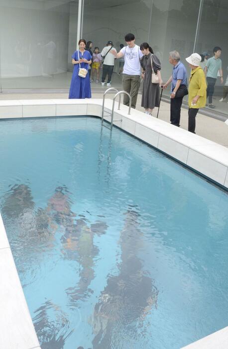 全面再開した金沢21世紀美術館の作品「スイミング・プール」＝22日午前、金沢市