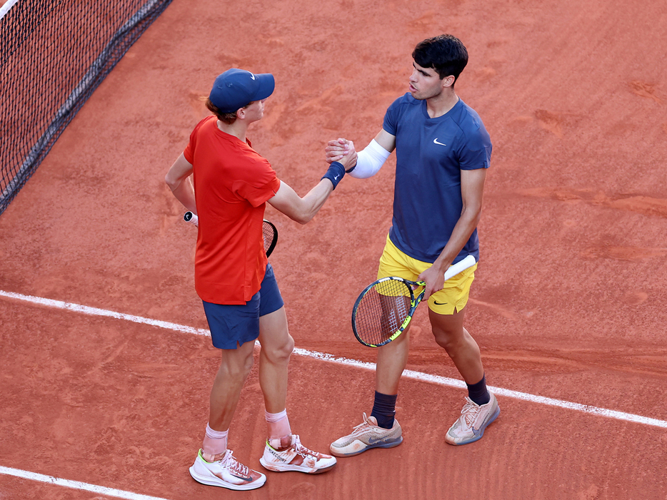 「フレンチ・オープン」（フランス・パリ）で準決勝を戦い終えて握手を交わすカルロス・アルカラス（スペイン／右）とヤニク・シナー（イタリア）（Getty Images）