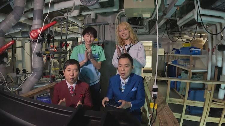「爆笑問題の深海WANTED」で水中ドローン操作に挑む爆笑問題。(c)テレビ静岡