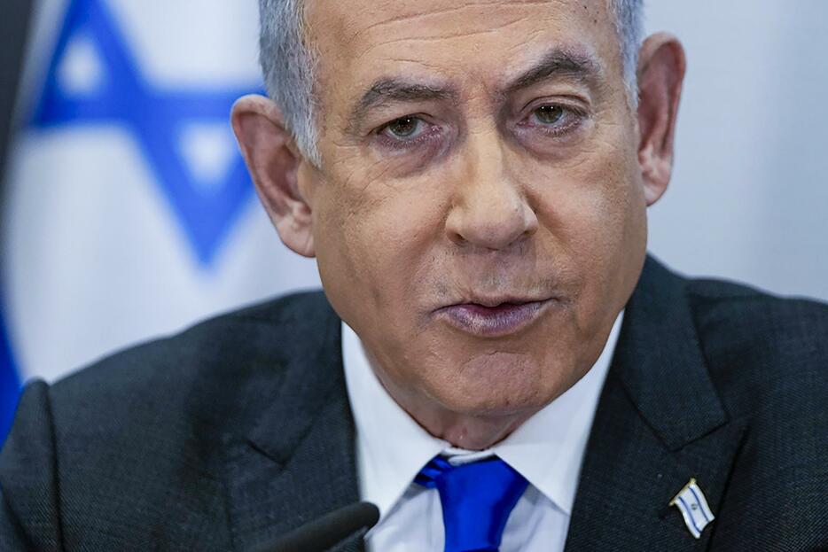 2023年12月、イスラエル・テルアビブでの閣議に出席したネタニヤフ首相（AP＝共同）