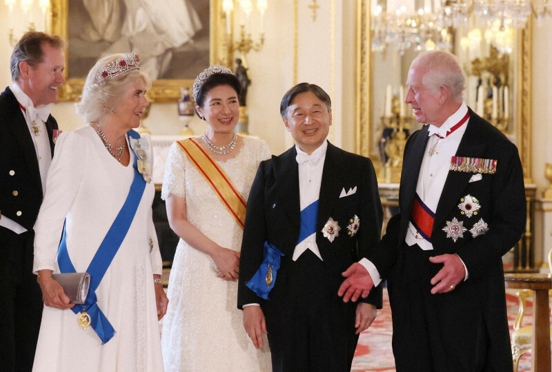 バッキンガム宮殿での晩さん会へ向かわれる天皇、皇后両陛下、チャールズ国王夫妻＝ロンドンで2024年6月25日（代表撮影）