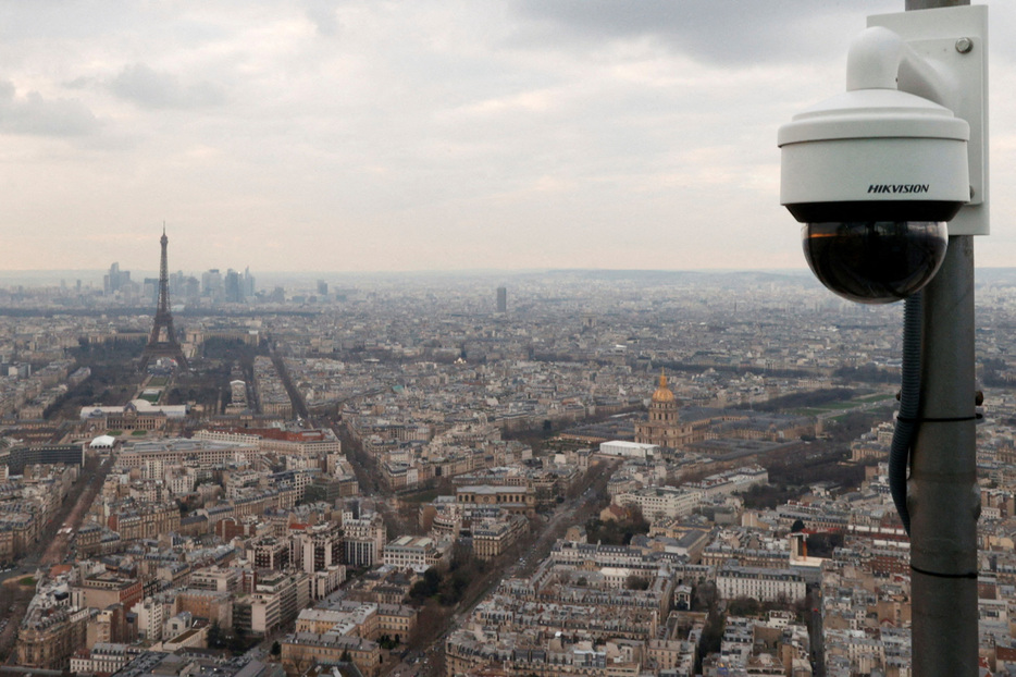 　６月１２日、フランスは、パリ五輪に訪れる何千人もの選手、コーチ、観客について人工知能（ＡＩ）を使ったスキャンを行う計画を進めており、人権活動団体はＡＩによる監視が忍び寄っていると警鐘を鳴らしている。写真は３月、パリに設置された監視カメラ（２０２４年　ロイター/Abdul Saboor）