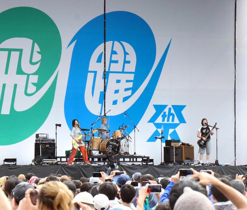 地元・川崎の音楽フェスに出演したSHISHAMO