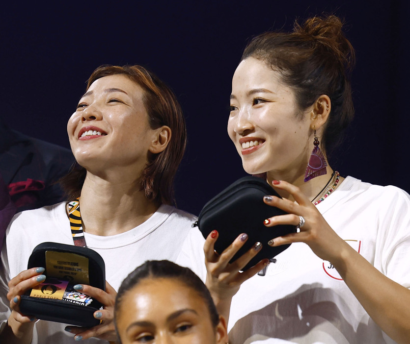 パリ五輪代表に決まり、笑顔で記念写真に納まる福島あゆみ（左）と湯浅亜実＝ブダペスト（共同）