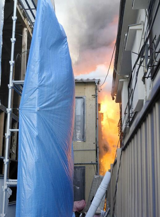 横浜中華街の建物密集地から上がる炎と煙＝7日午後5時35分、横浜市中区