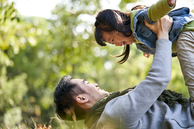 公園で楽しい時間を過ごす父と娘（imtmphoto/stock.adobe.com）