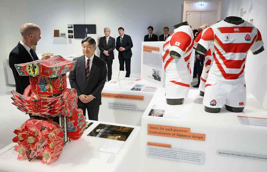 3D技術を用いたラグビー日本代表のユニホームなどが並ぶ「ジャパン・ハウス」を視察される天皇陛下＝23日、ロンドン（代表撮影・共同）