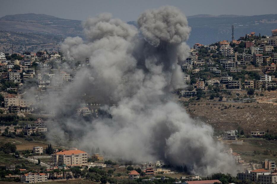 ヒズボラに対するイスラエル軍の攻撃で上がる煙＝25日、レバノン南部（ゲッティ＝共同）