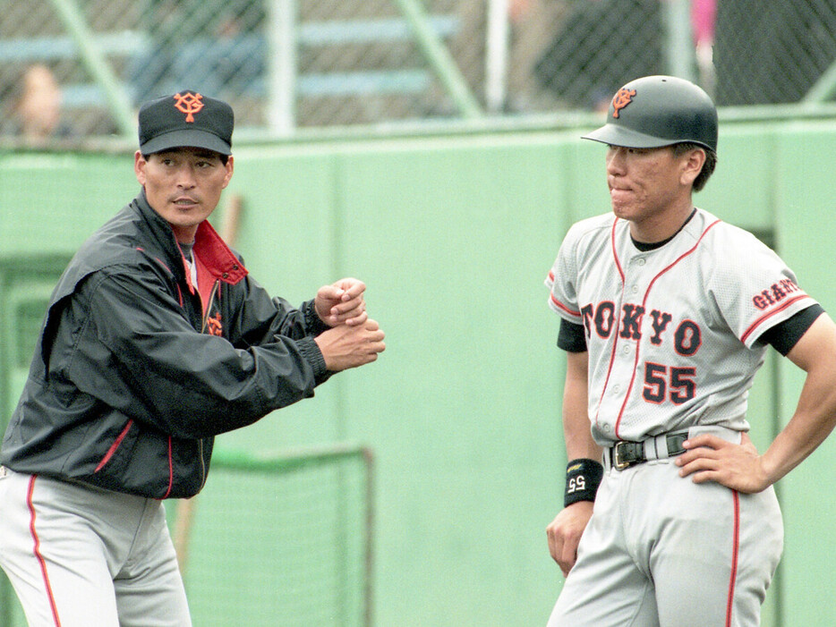 打撃コーチとして、巨人１年目の松井秀喜（右）に指導する中畑清　photo by Sankei Visual