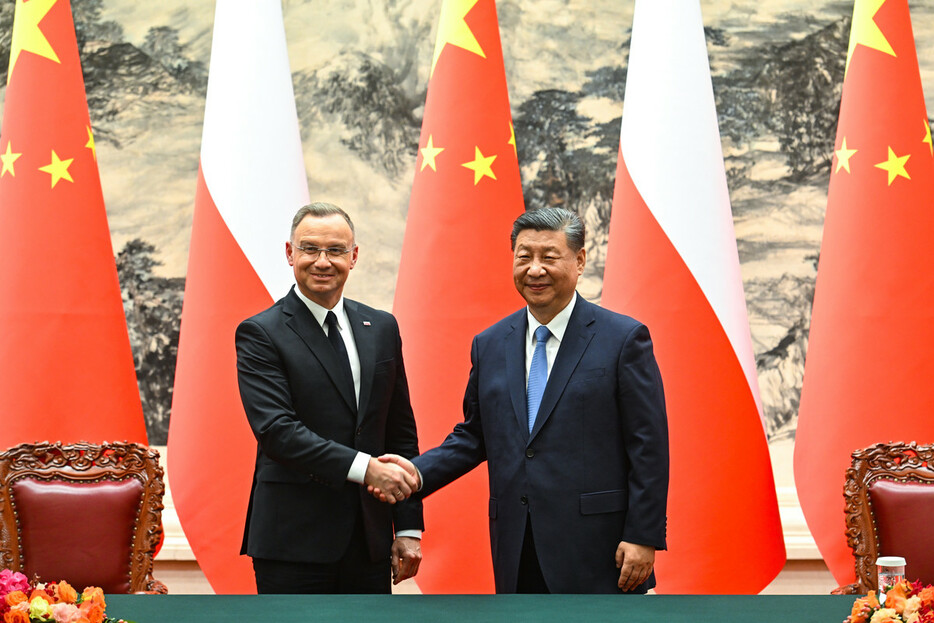 ２４日、北京で会談したポーランドのドゥダ大統領（左）と中国の習近平国家主席（ＥＰＡ時事）