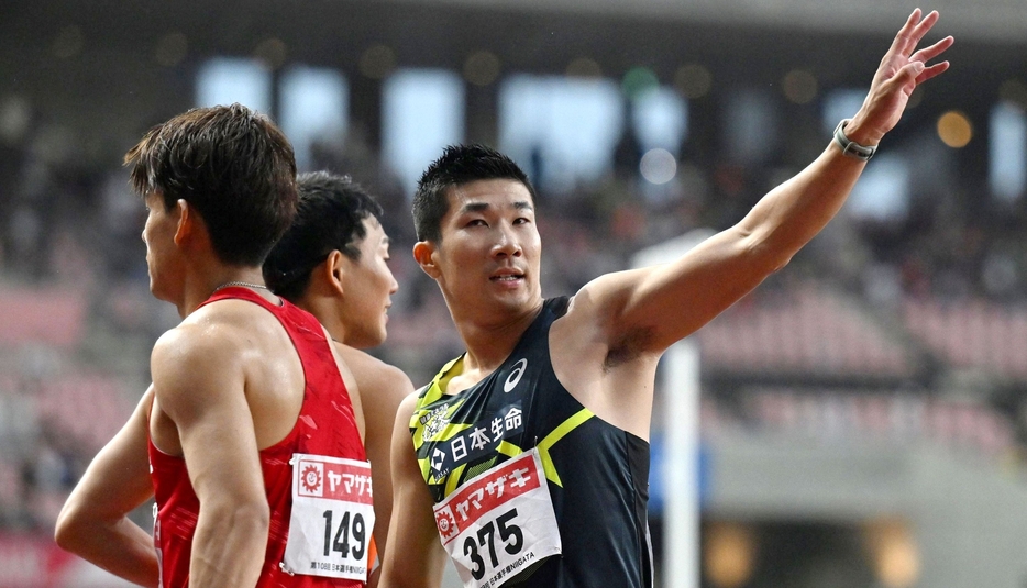 男子100メートル決勝のレースを終え、手を振る5位となった桐生祥秀（撮影・中村太一）