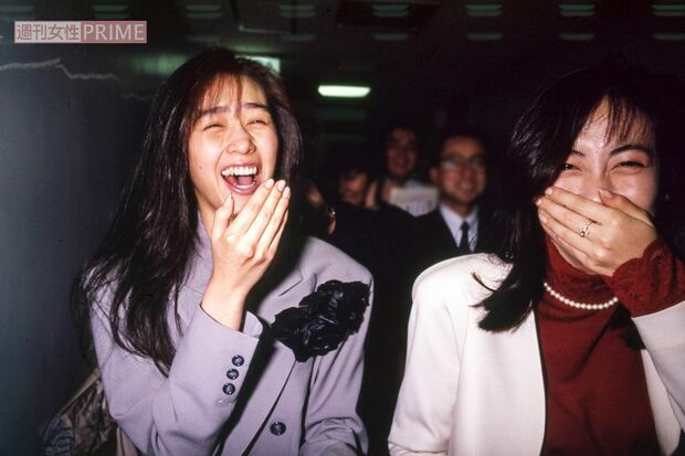 1988年、NHK紅白歌合戦の出場者会見に出席した工藤静香と中山美穂