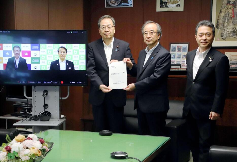 「ライドシェア」を巡り斉藤国交相（左）に要望書を提出した新潟県の花角英世知事（中央）と三重県の一見勝之知事＝13日午後、国交省