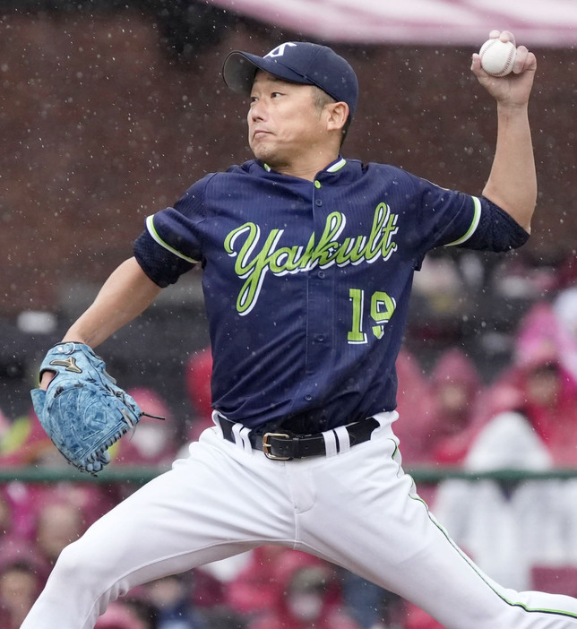 完封で今季初勝利を挙げたヤクルト・石川。新人年から23年連続勝利としてプロ野球最長記録を更新した＝楽天モバイルパーク