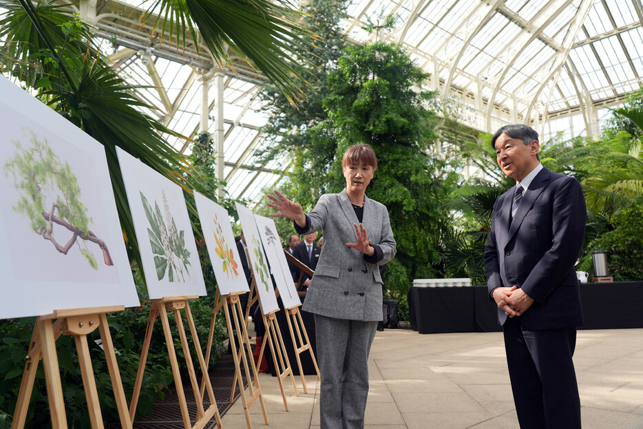 王立キュー植物園で植物画家の山中麻須美さんから説明を受けられる天皇陛下＝２７日、ロンドン（代表撮影）