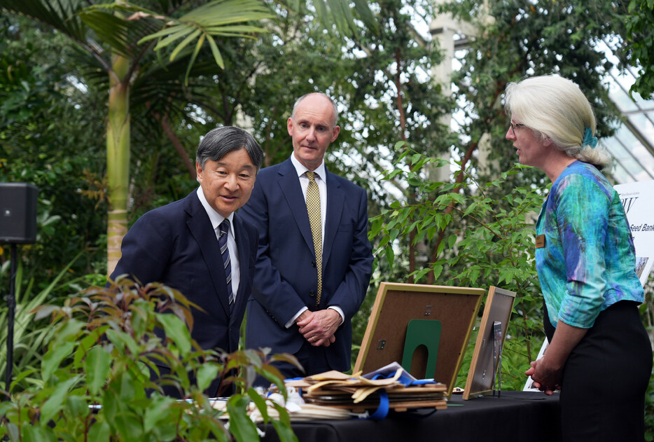 王立キュー植物園で「ミレニアム・シードバンク」の説明を受けられる天皇陛下＝２７日、ロンドン（代表撮影）