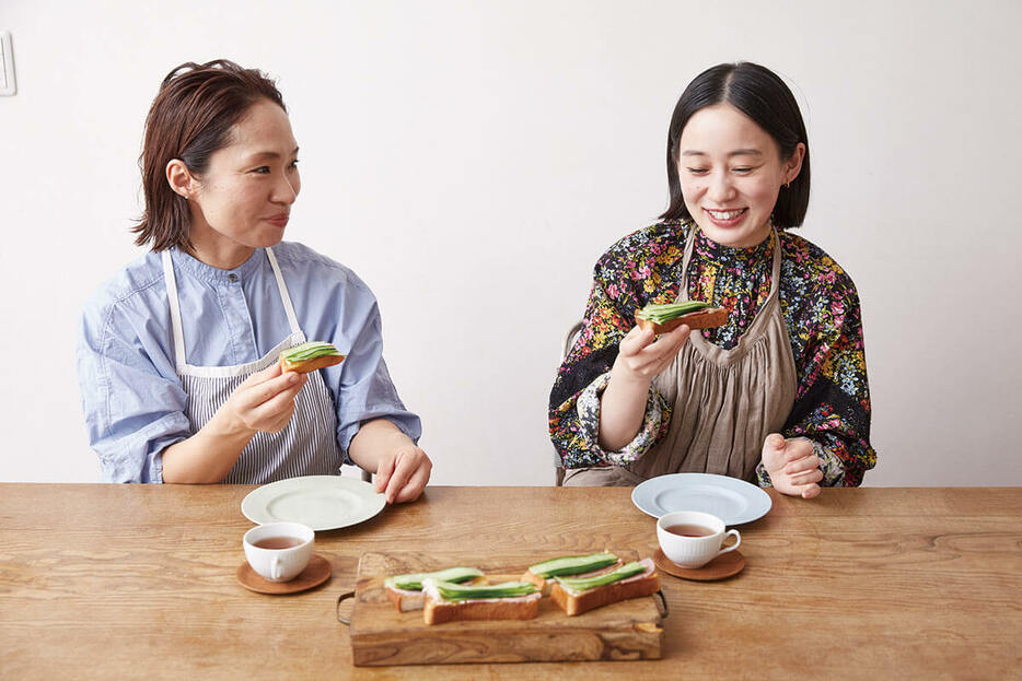 料理研究家の植松良枝さん（左）に旬の野菜料理を教わる、フードエッセイストの平野紗季子さん（右）（撮影／宗田育子）