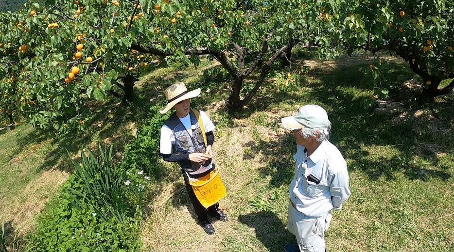 左：岸本気象予報士　右：あんずの里振興会・宮島隆俊さん