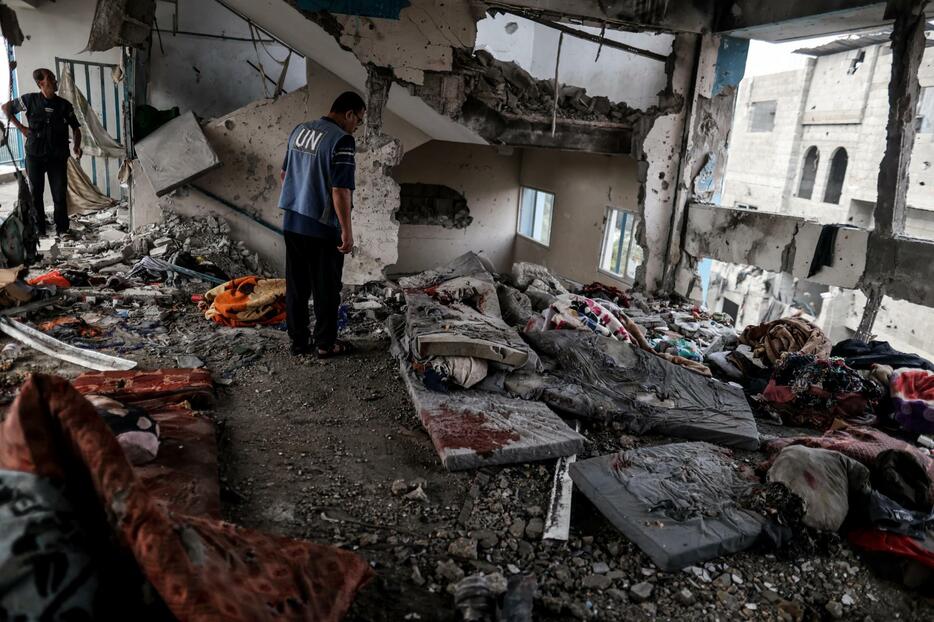 イスラエル軍の空爆を受けた学校の内部＝6日、ガザ地区中部ヌセイラト（ゲッティ＝共同）