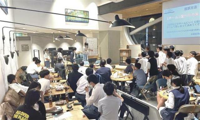 名古屋市中区栄のナゴヤイノベーターズガレージは、７月で開設丸５年を迎える（５月に開催したイベント「ガレージ　ステップ　ワン」に参加する中高生ら）