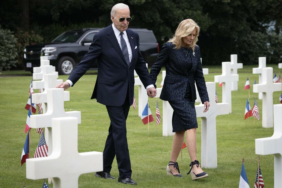 フランス北西部の米兵墓地を訪れたバイデン米大統領夫妻＝6日（ゲッティ＝共同）