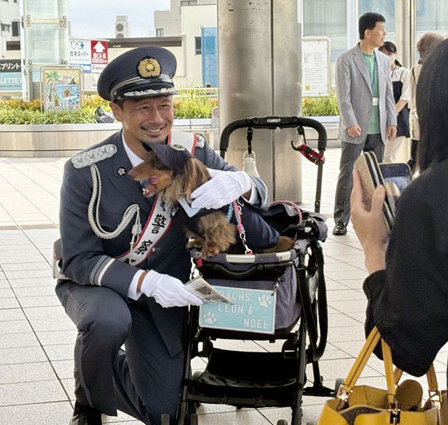 神奈川県警茅ケ崎署の一日署長に就任し、JR茅ケ崎駅前で撮影に応じる坪井慶介さん＝6日午後