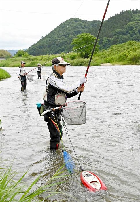 矢祭町内の久慈川で釣り糸を垂らす釣り客