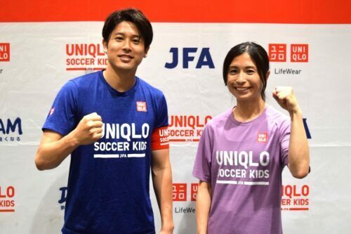 JFAユニクロサッカーキッズの合間、取材に応じた内田篤人と鮫島彩
