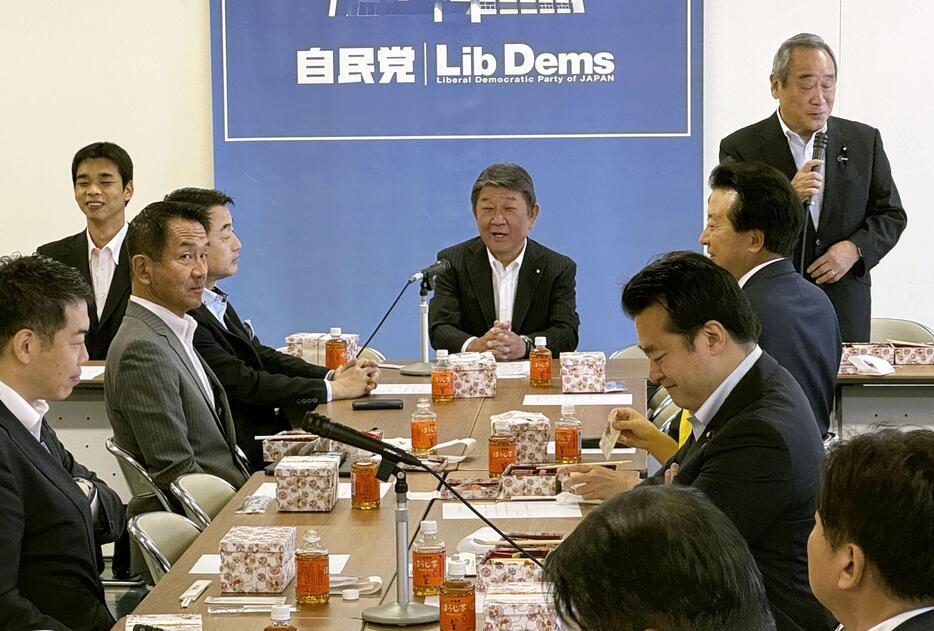 自民党中堅議員の会合に出席した茂木幹事長（中央）＝19日正午ごろ、東京・永田町の党本部