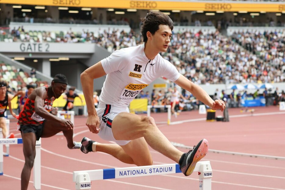 5月の「セイコーゴールデンGP2024東京」男子400mハードルで日本歴代5位の48秒36で優勝した豊田兼。195センチの長身を生かした力強い走りで昨年は学生世界一にも輝いた（写真：YUTAKA／アフロ）