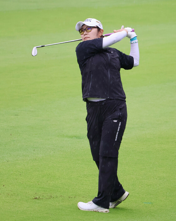 モンダミン杯女子ゴルフ。第２ラウンドでショットを放つ藤田さいき＝２１日、千葉・カメリアヒルズＣＣ