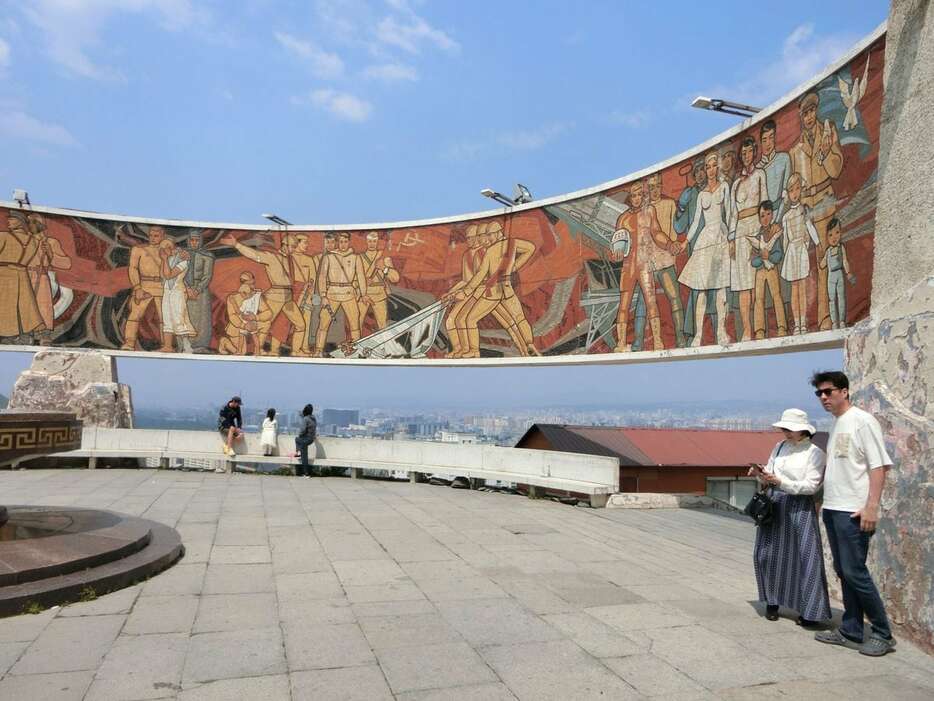 モンゴルの首都ウランバートル市街を一望する丘「ザイサン・トルゴイ」にある旧ソ連との友好関係を描いたモザイク壁画＝２９日（三塚聖平撮影）