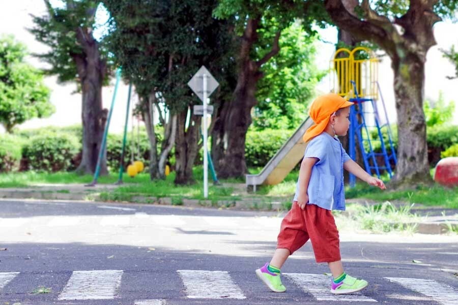 横断歩道を渡る子どものイメージ（画像：写真AC）