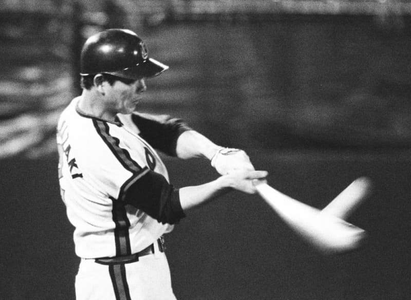 １９７６年６月、神宮球場での近鉄戦で本塁打を放つ山崎裕之さん。ロッテは７３年から７７年まで特定の本拠地球場を持たず、各地を転々としていた